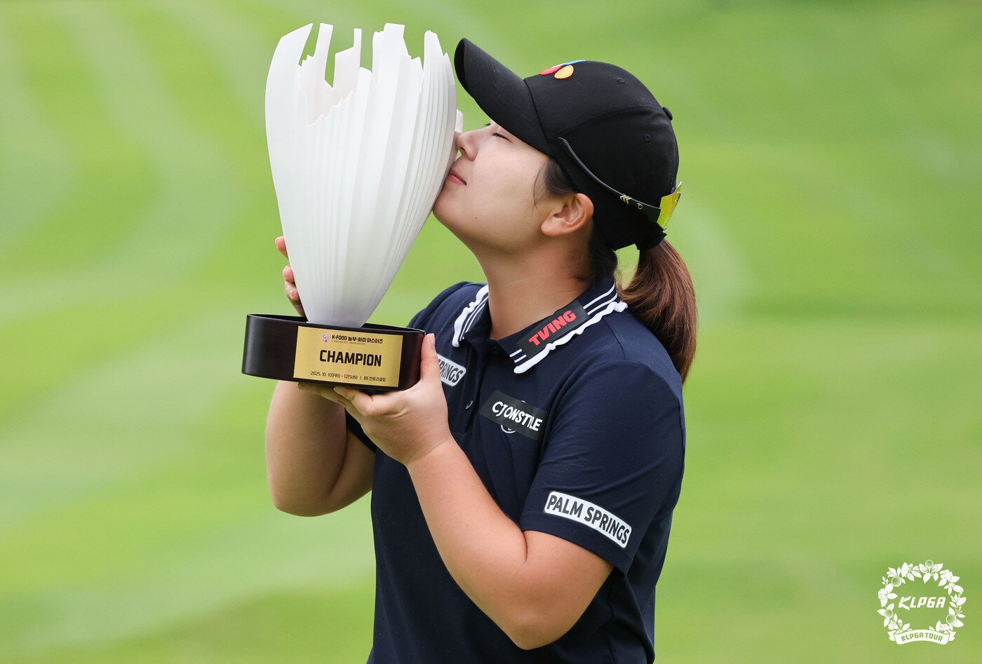 본문 이미지 - 13일 경기 용인 88컨트리클럽에서 열린 K-FOOD 놀부 화미 마스터즈에서 우승한 뒤 트로피에 입을 맞추고 있다. &#40;KLPGT 제공. 재판매 및 DB금지&#41;