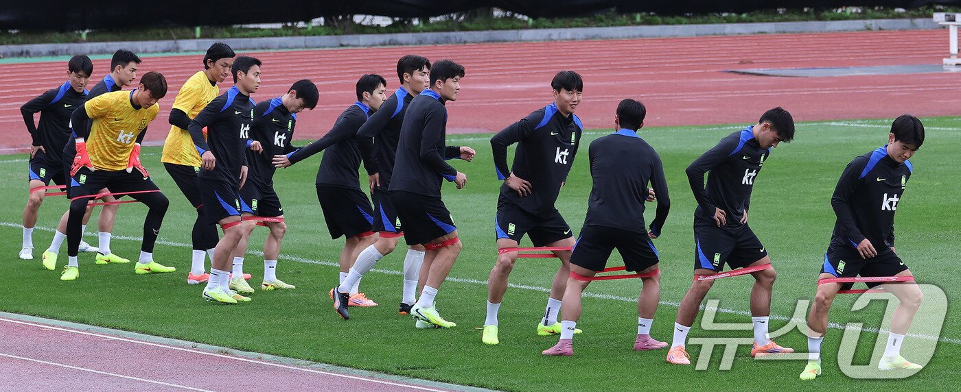 본문 이미지 - 대한민국 남자 축구 국가대표팀 선수들이 파라과이와 A매치 평가전을 앞둔 12일 오후 경기도 고양시 일산서구 고양종합운동장 보조구장에서 몸을 풀고 있다. 2025.10.12/뉴스1 ⓒ News1 박지혜 기자