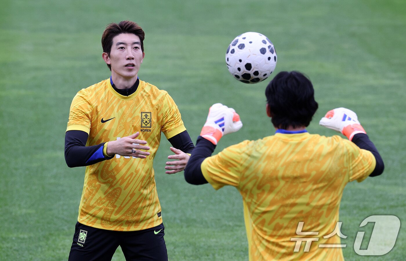 본문 이미지 - 대한민국 남자 축구 국가대표팀 조현우가 파라과이와 A매치 평가전을 앞둔 12일 오후 경기도 고양시 일산서구 고양종합운동장 보조구장에서 훈련을 하고 있다. 2025.10.12/뉴스1 ⓒ News1 박지혜 기자