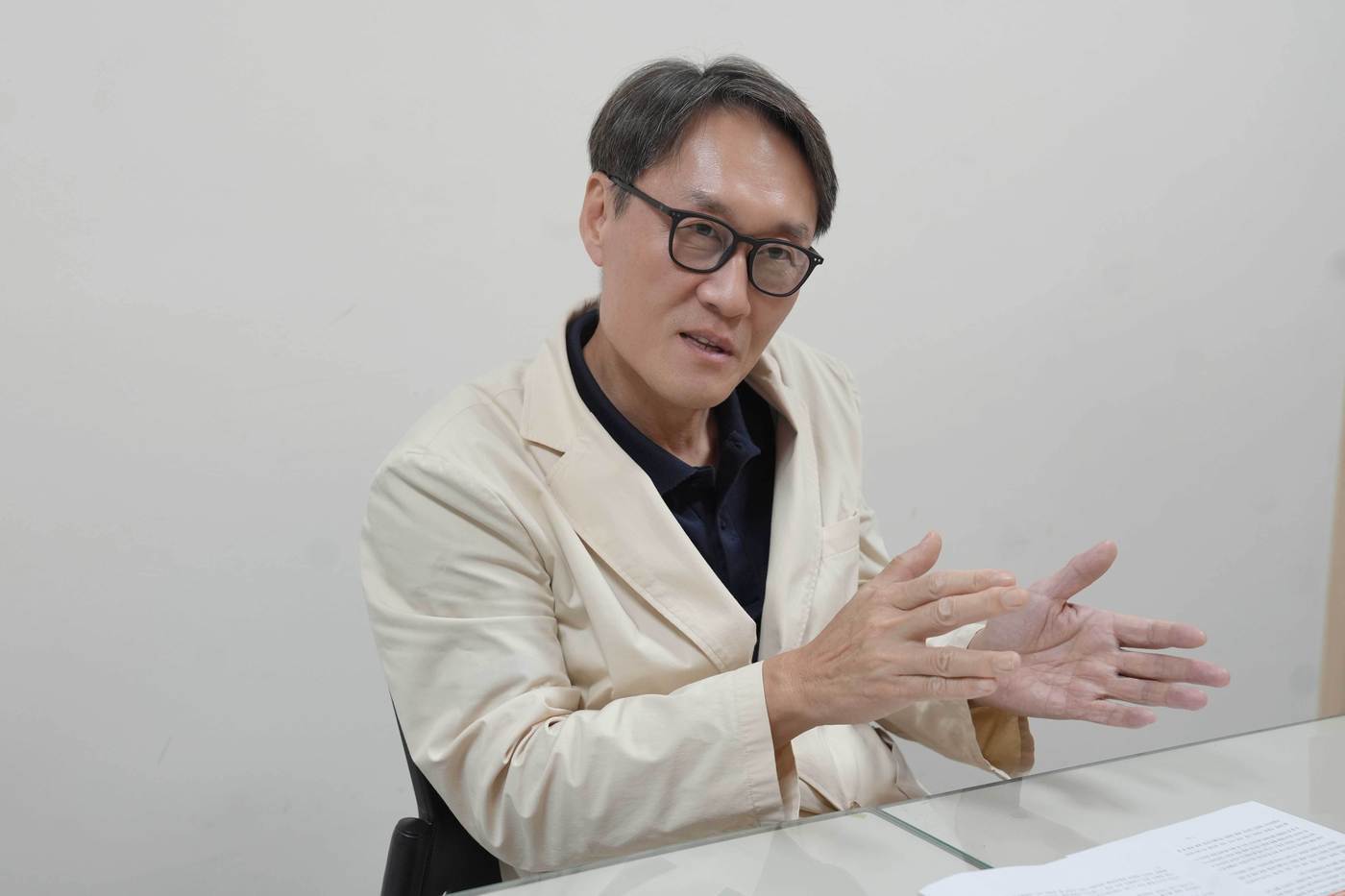 본문 이미지 - 백기현 여의도 성모병원 내분비내과 교수&#40;대한골대사학회 이사장&#41;가 뉴스1과 골다공증 치료를 위해 치료 연속성이 중요하다는 것을 강조하고 있다.&#40;대웅제약 제공&#41;/뉴스1