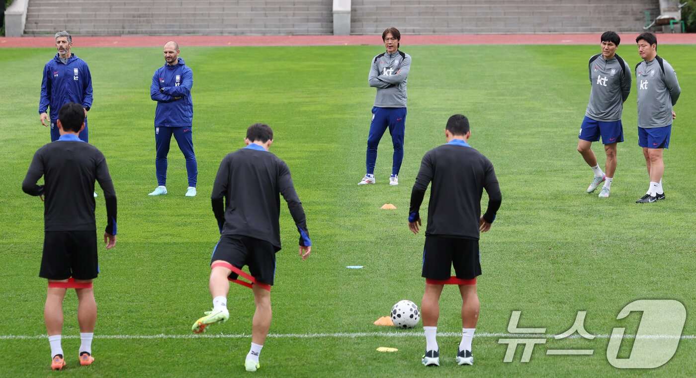 본문 이미지 - 대한민국 남자 축구 국가대표팀 홍명보 감독이 파라과이와 A매치 평가전을 앞둔 12일 오후 경기도 고양시 일산서구 고양종합운동장 보조구장에서 훈련을 지켜보고 있다. 2025.10.12/뉴스1 ⓒ News1 박지혜 기자