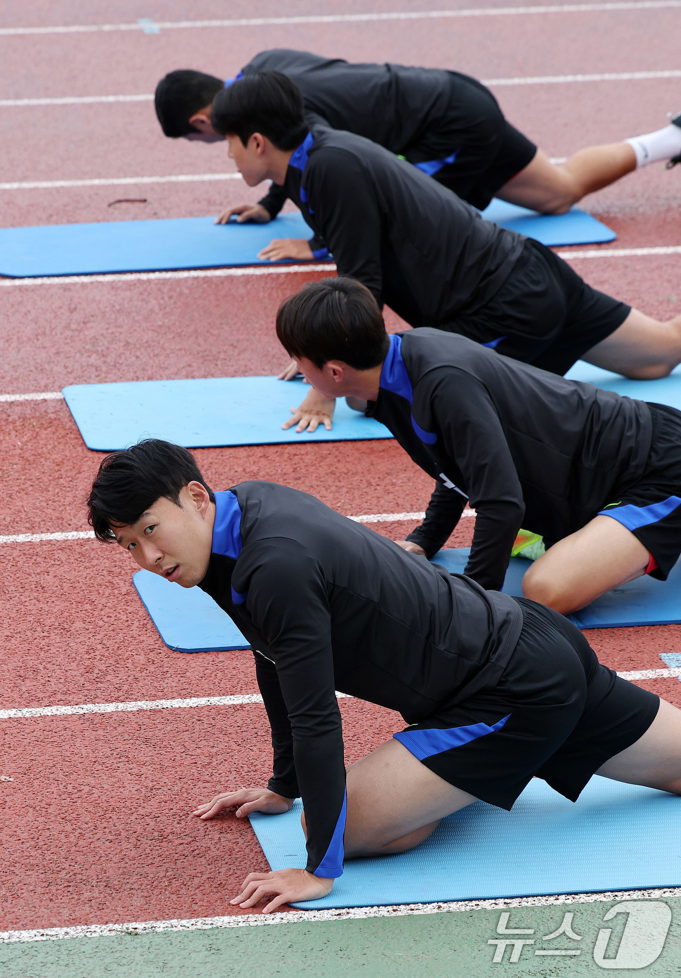 (고양=뉴스1) 박지혜 기자 = 대한민국 남자 축구 국가대표팀 손흥민이 파라과이와 A매치 평가전을 앞둔 12일 오후 경기도 고양시 일산서구 고양종합운동장 보조구장에서 몸을 풀고 있 …