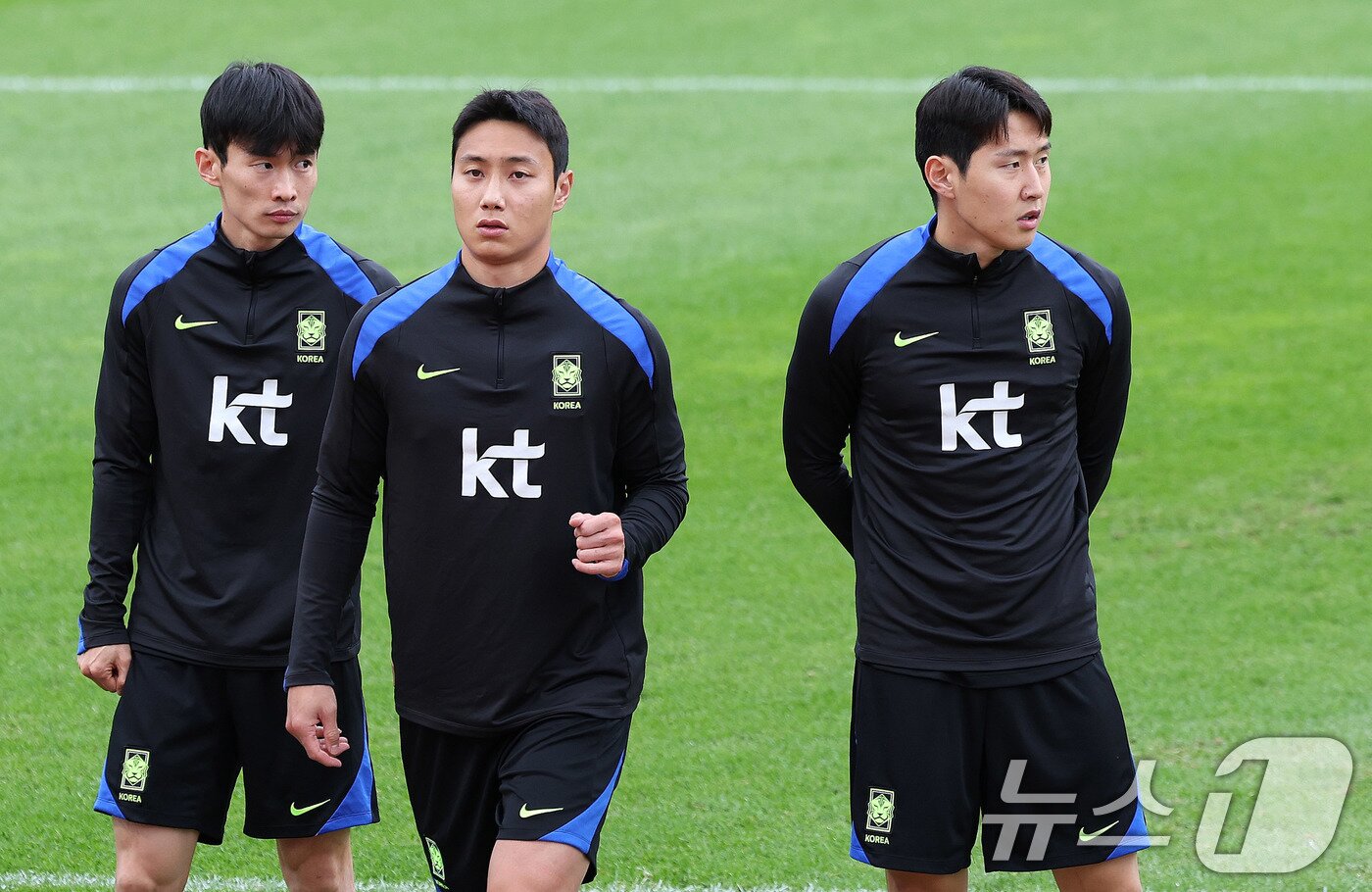 본문 이미지 - 대한민국 남자 축구 국가대표팀 이강인과 백승호가 파라과이와 A매치 평가전을 앞둔 12일 오후 경기도 고양시 일산서구 고양종합운동장 보조구장에서 몸을 풀고 있다. 2025.10.12/뉴스1 ⓒ News1 박지혜 기자