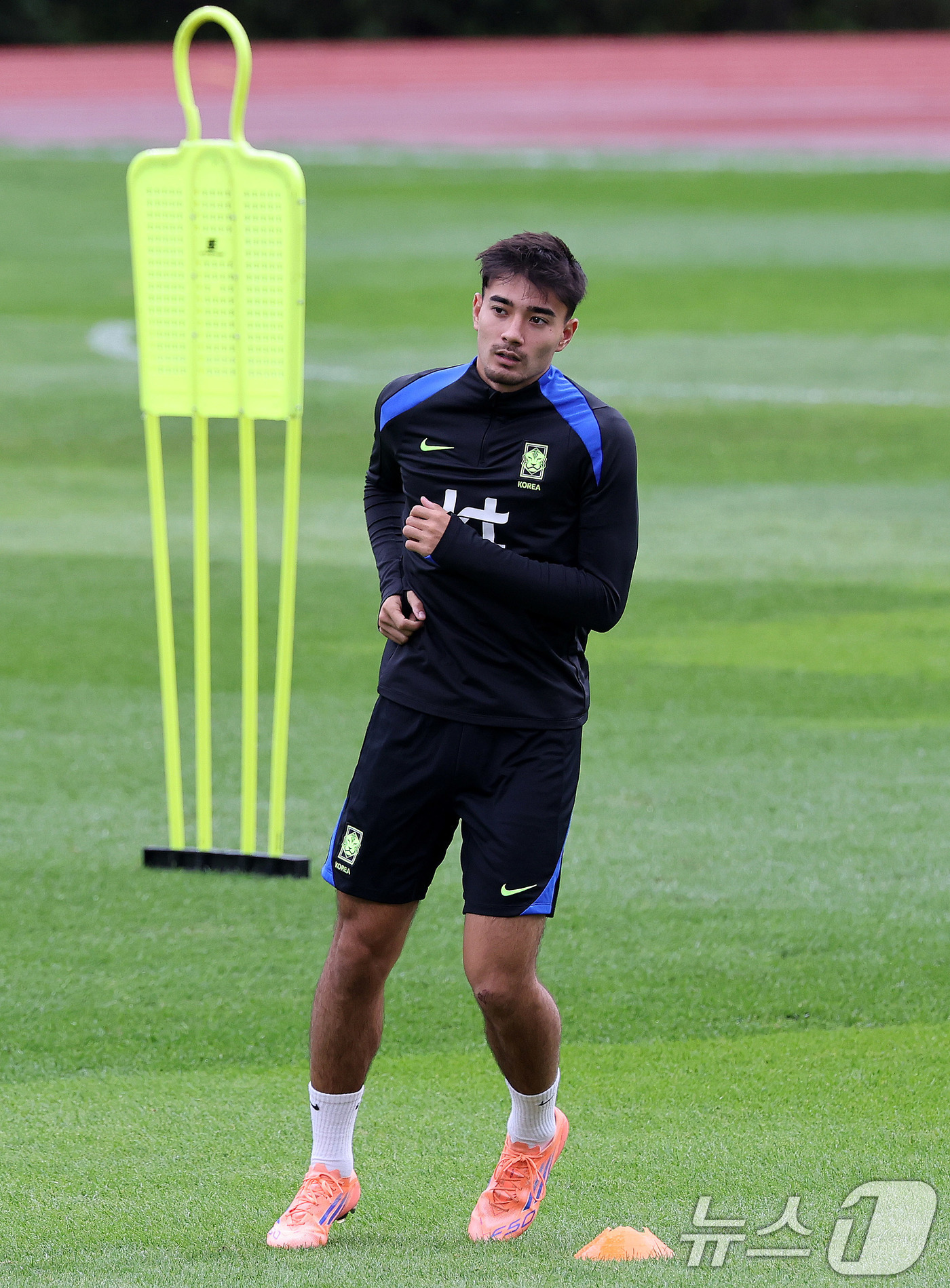 (고양=뉴스1) 박지혜 기자 = 대한민국 남자 축구 국가대표팀 옌스 카스트로프가 파라과이와 A매치 평가전을 앞둔 12일 오후 경기도 고양시 일산서구 고양종합운동장 보조구장에서 훈련 …