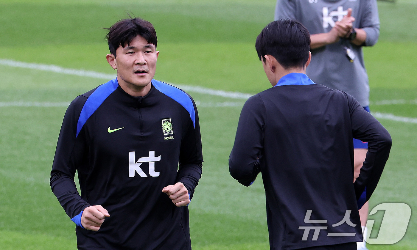 (고양=뉴스1) 박지혜 기자 = 대한민국 남자 축구 국가대표팀 김민재가 파라과이와 A매치 평가전을 앞둔 12일 오후 경기도 고양시 일산서구 고양종합운동장 보조구장에서 훈련을 하고 …