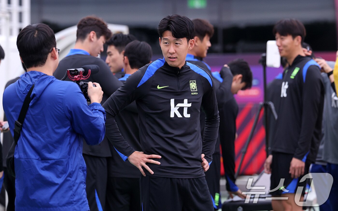 본문 이미지 - 대한민국 남자 축구 국가대표팀 손흥민이 파라과이와 A매치 평가전을 앞둔 12일 오후 경기도 고양시 일산서구 고양종합운동장 보조구장에 들어서고 있다. 2025.10.12/뉴스1 ⓒ News1 박지혜 기자
