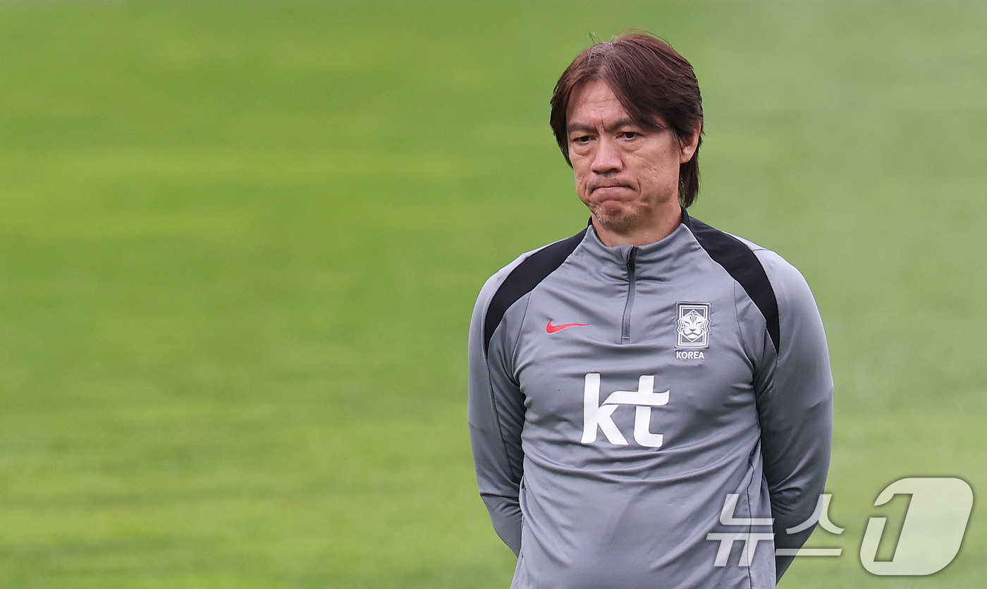 (고양=뉴스1) 박지혜 기자 = 대한민국 남자 축구 국가대표팀 홍명보 감독이 파라과이와 A매치 평가전을 앞둔 12일 오후 경기도 고양시 일산서구 고양종합운동장 보조구장에서 생각에 …