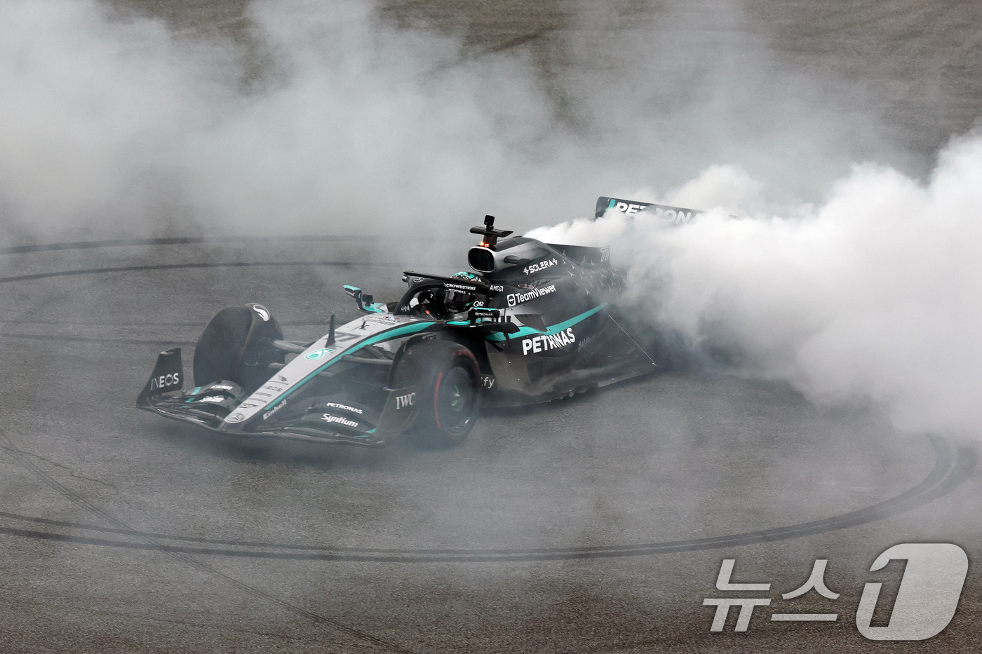 (용인=뉴스1) 구윤성 기자 = 메르세데스-AMG 페트로나스 소속 F1드라이버 발테리 보타스가 12일 오후 경기 용인 에버랜드 AMG 스피드웨이에서 열린 쇼런 행사 ‘피치스 런 유 …