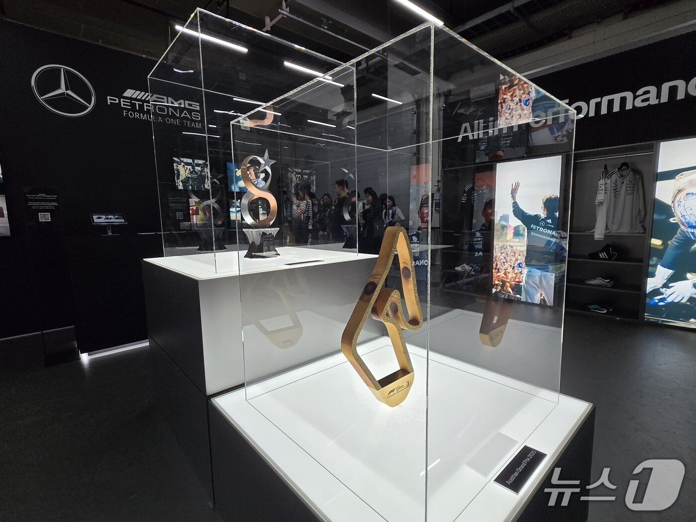 본문 이미지 - 12일 오후 경기 용인 에버랜드 AMG 스피드웨이에 설치된 메르세데스-AMG 페트로나스 포뮬러1&#40;F1&#41;팀의 피트인을 재현한 전시관에 팀 소속 발테리 보타스 선수가 F1 오스트리아 그랑프리&#40;2020&#41;, 튀르키예 그랑프리&#40;2021&#41;에서 들어 올린 우승 트로피가 전시된 모습. 2025.10.12/뉴스1 김성식 기자