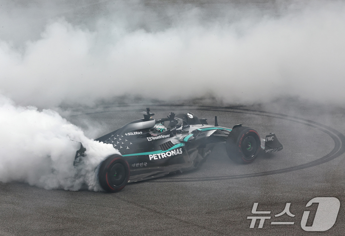 (용인=뉴스1) 구윤성 기자 = 메르세데스-AMG 페트로나스 소속 F1드라이버 발테리 보타스가 12일 오후 경기 용인 에버랜드 AMG 스피드웨이에서 열린 쇼런 행사 ‘피치스 런 유 …