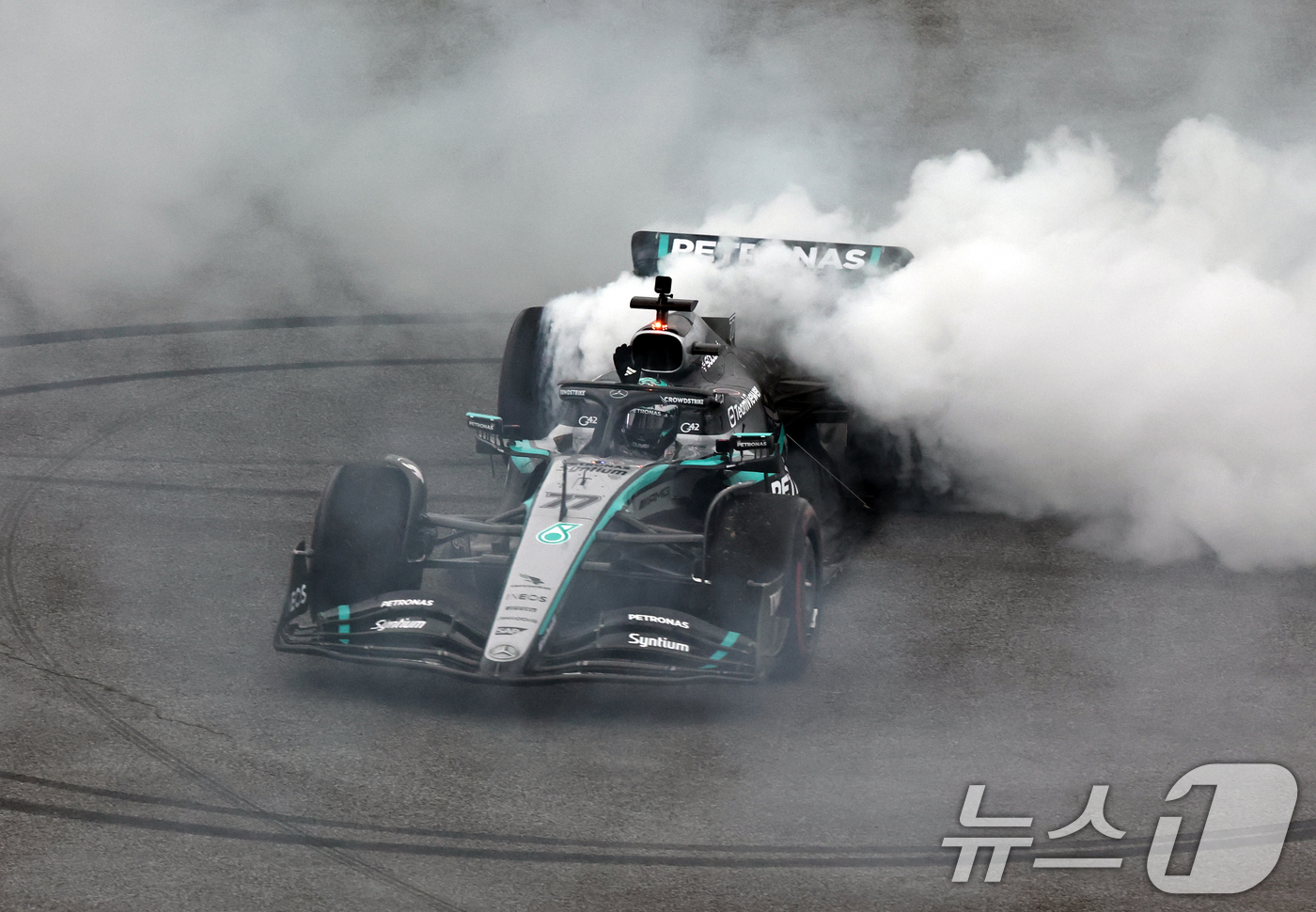 (용인=뉴스1) 구윤성 기자 = 메르세데스-AMG 페트로나스 소속 F1드라이버 발테리 보타스가 12일 오후 경기 용인 에버랜드 AMG 스피드웨이에서 열린 쇼런 행사 ‘피치스 런 유 …