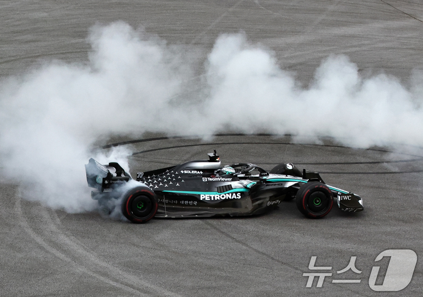 (용인=뉴스1) 구윤성 기자 = 메르세데스-AMG 페트로나스 소속 F1드라이버 발테리 보타스가 12일 오후 경기 용인 에버랜드 AMG 스피드웨이에서 열린 쇼런 행사 ‘피치스 런 유 …