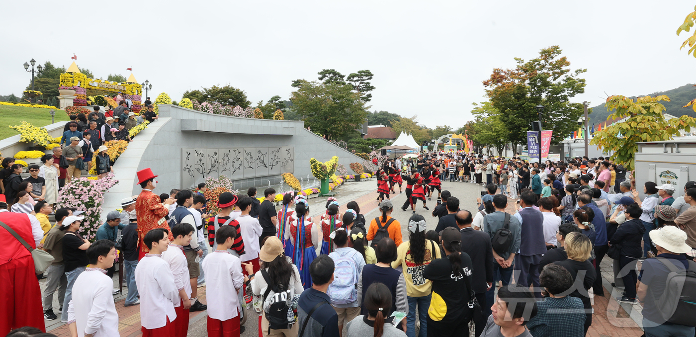 (임실=뉴스1) 유경석 기자 = 12일 전북 임실군 임실치즈테마파크에서 열린 '2025임실N치즈축제'를 찾은 방문객들이 연휴의 마지막 날을 즐기고 있다. (임실군청 제공. 재판매 …