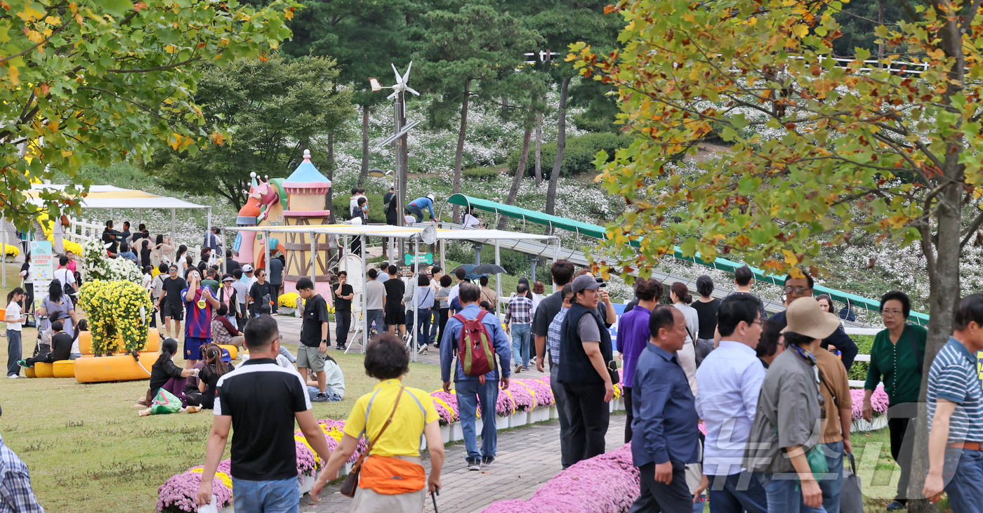 (임실=뉴스1) 유경석 기자 = 12일 전북 임실군 임실치즈테마파크에서 열린 '2025임실N치즈축제'를 찾은 방문객들이 연휴의 마지막 날을 즐기고 있다. (임실군청 제공. 재판매 …