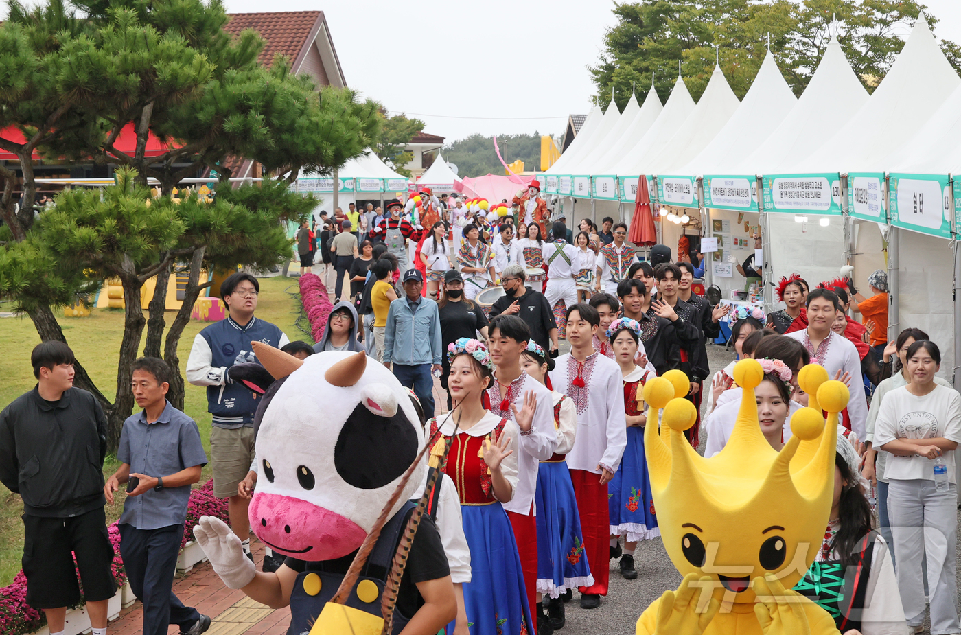 (임실=뉴스1) 유경석 기자 = 12일 전북 임실군 임실치즈테마파크에서 열린 '2025임실N치즈축제'를 찾은 방문객들이 연휴의 마지막 날을 즐기고 있다. (임실군청 제공. 재판매 …