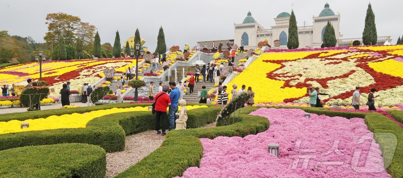 본문 이미지 - 12일 전북 임실군 임실치즈테마파크에서 열린 &#39;2025임실N치즈축제&#39;를 찾은 방문객들이 연휴의 마지막 날을 즐기고 있다. &#40;임실군청 제공. 재판매 및 DB 금지&#41; 2025.10.12/뉴스1 ⓒ News1 유경석 기자