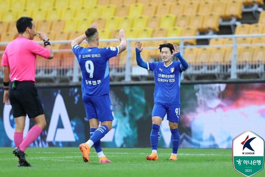 본문 이미지 - 득점 후 기뻐하는 수원 박지원&#40;오른쪽&#41;&#40;한국프로축구연맹 제공&#41; 