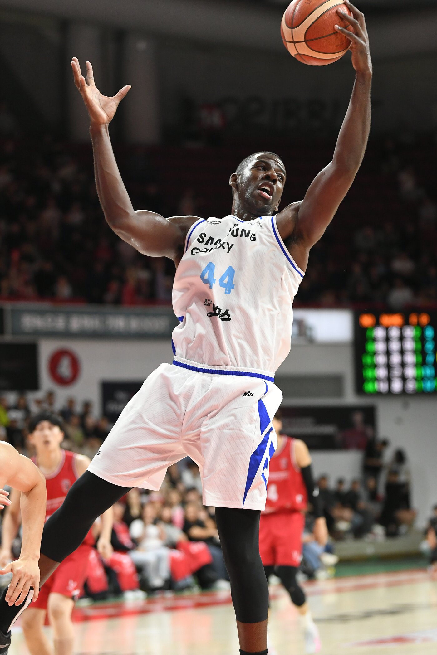 본문 이미지 - 서울 삼성 니콜슨이 12일 안양 정관장과 경기에서 리바운드를 잡고 있다.&#40;KBL 제공&#41;