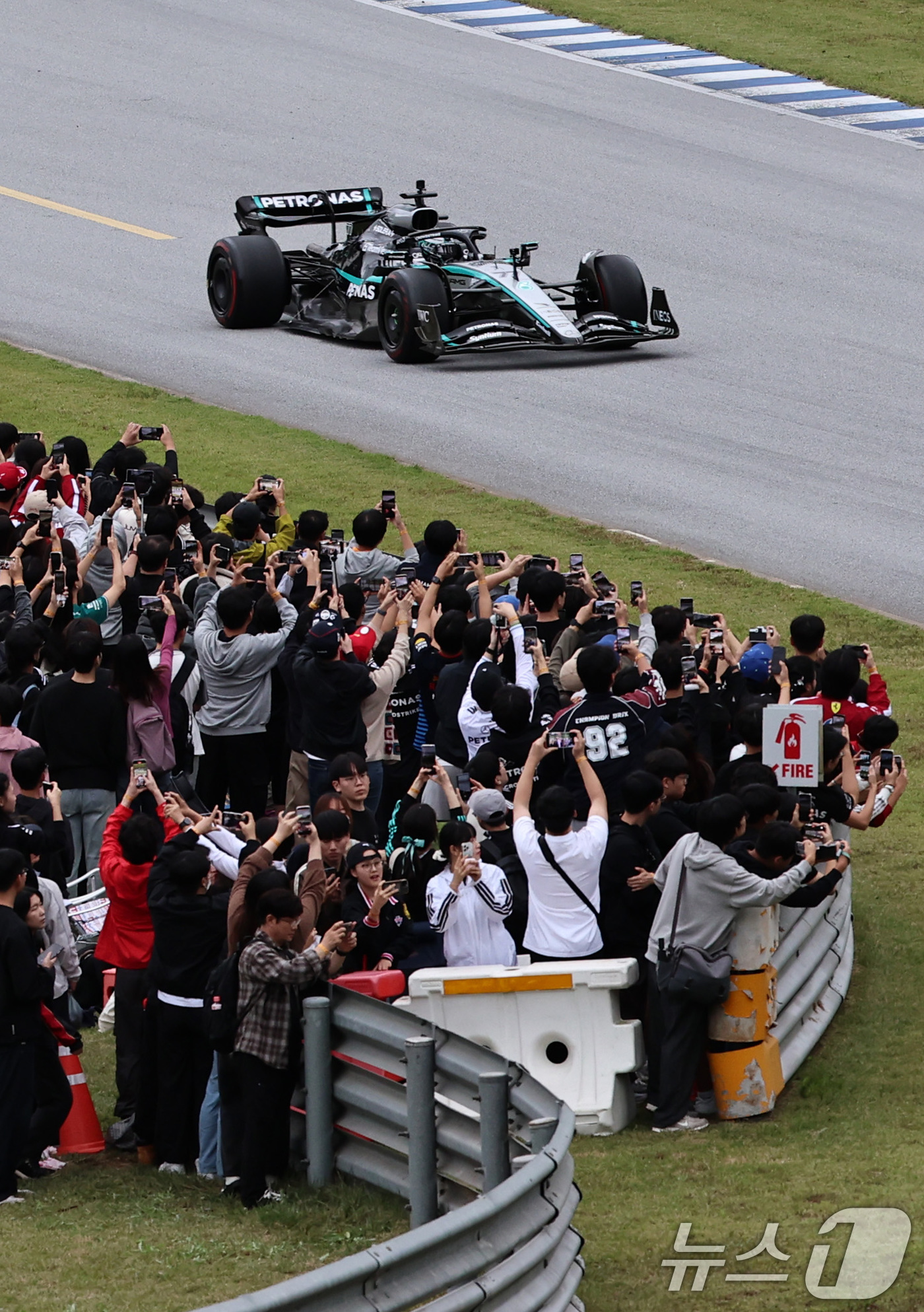 (용인=뉴스1) 구윤성 기자 = 메르세데스-AMG 페트로나스 소속 F1드라이버 발테리 보타스가 12일 오후 경기 용인 에버랜드 AMG 스피드웨이에서 열린 쇼런 행사 ‘피치스 런 유 …