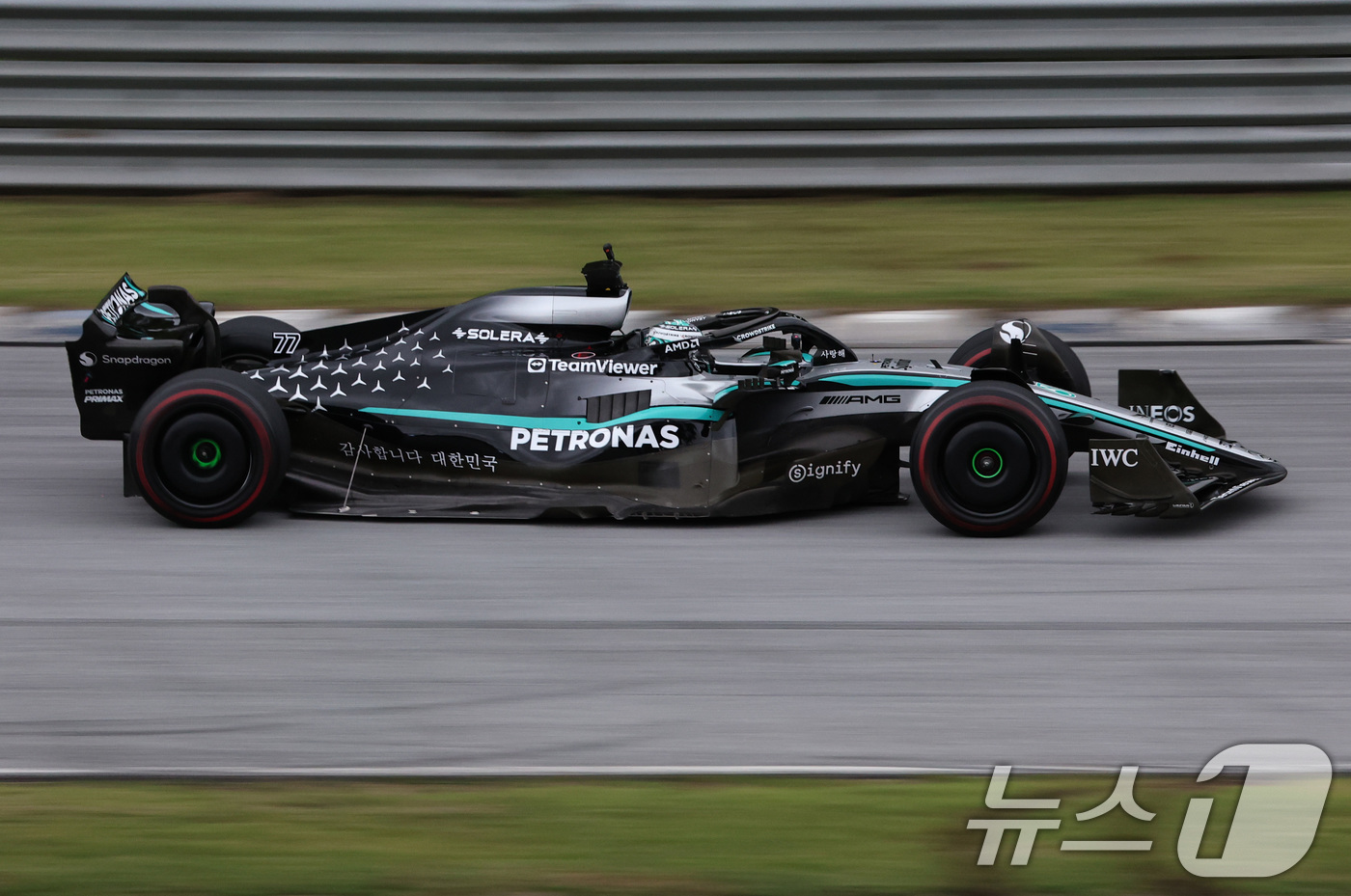 (용인=뉴스1) 구윤성 기자 = 메르세데스-AMG 페트로나스 소속 F1드라이버 발테리 보타스가 12일 오후 경기 용인 에버랜드 AMG 스피드웨이에서 열린 쇼런 행사 ‘피치스 런 유 …