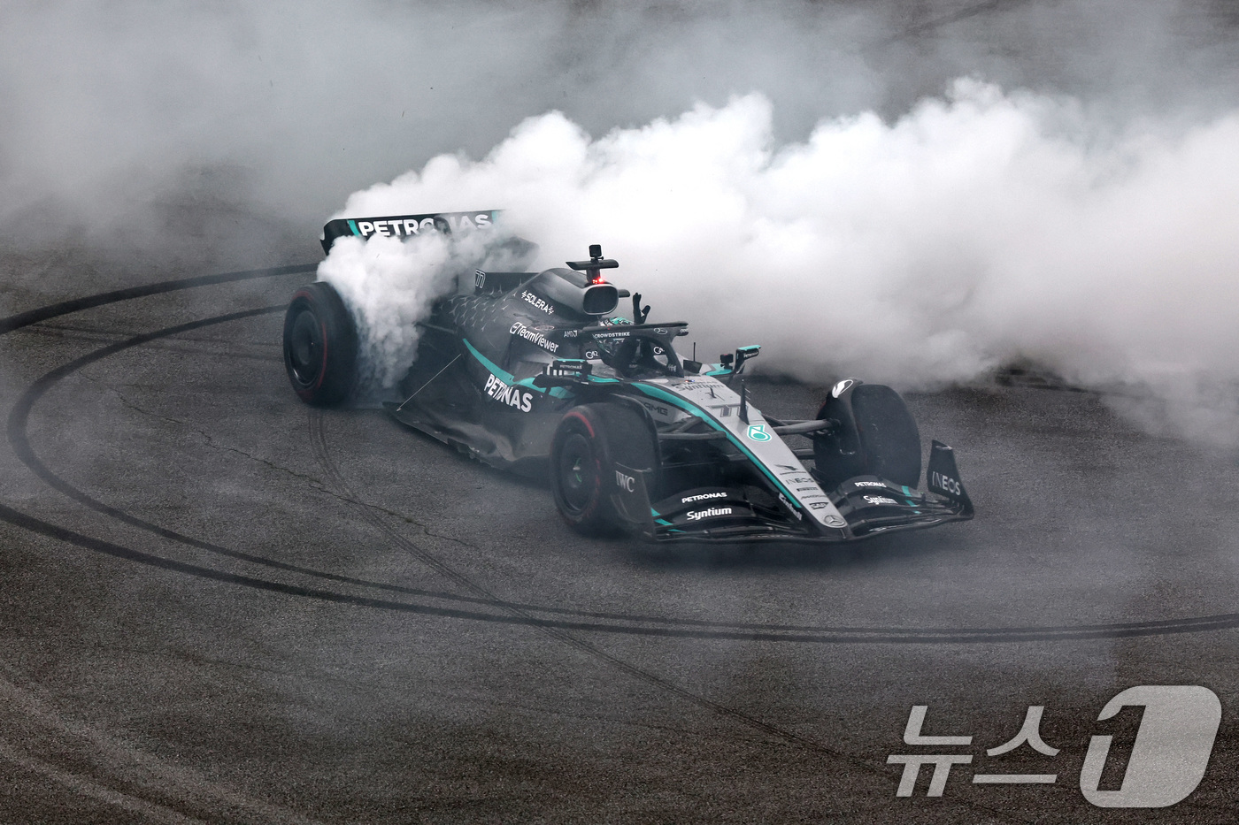 (용인=뉴스1) 구윤성 기자 = 메르세데스-AMG 페트로나스 소속 F1드라이버 발테리 보타스가 12일 오후 경기 용인 에버랜드 AMG 스피드웨이에서 열린 쇼런 행사 ‘피치스 런 유 …