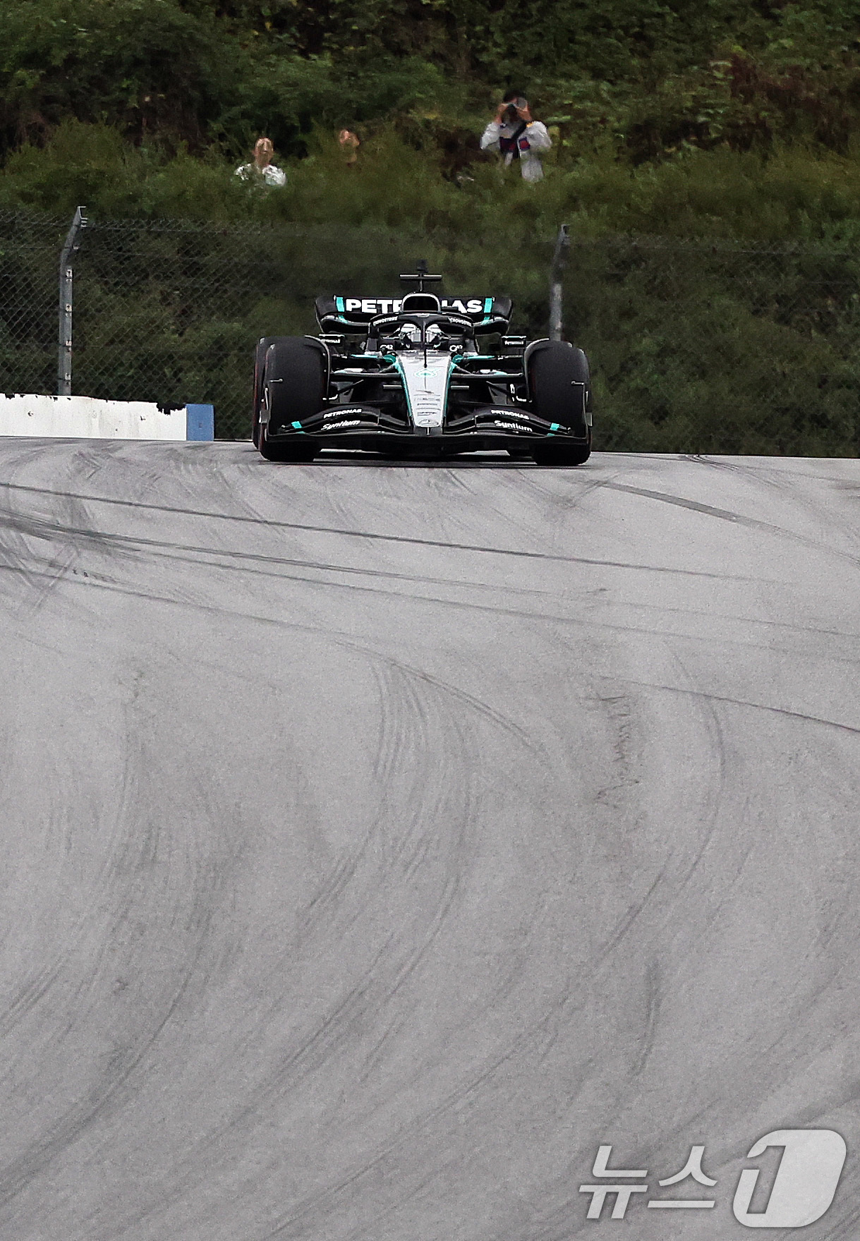 (용인=뉴스1) 구윤성 기자 = 메르세데스-AMG 페트로나스 소속 F1드라이버 발테리 보타스가 12일 오후 경기 용인 에버랜드 AMG 스피드웨이에서 열린 쇼런 행사 ‘피치스 런 유 …