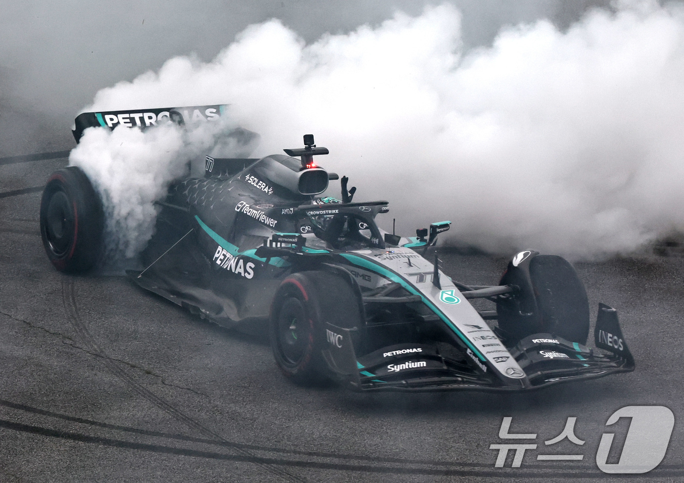 (용인=뉴스1) 구윤성 기자 = 메르세데스-AMG 페트로나스 소속 F1드라이버 발테리 보타스가 12일 오후 경기 용인 에버랜드 AMG 스피드웨이에서 열린 쇼런 행사 ‘피치스 런 유 …