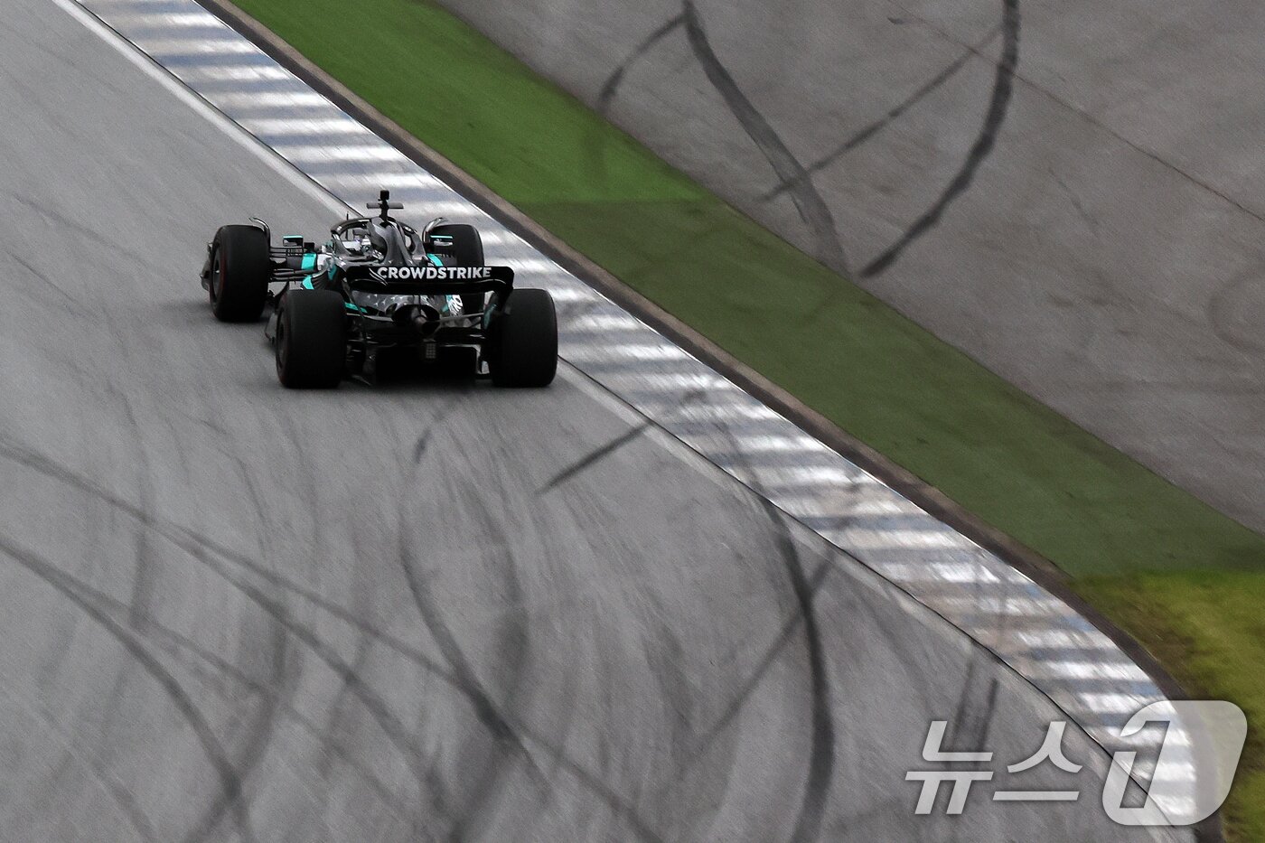 본문 이미지 - 메르세데스-AMG 페트로나스 소속 F1드라이버 발테리 보타스가 12일 오후 경기 용인 에버랜드 AMG 스피드웨이에서 열린 쇼런 행사 ‘피치스 런 유니버스 2025‘에서 메르세데스-AMG F1 W13 E 퍼포먼스를 타고 서킷을 주행하고 있다. 2025.10.12/뉴스1 ⓒ News1 구윤성 기자