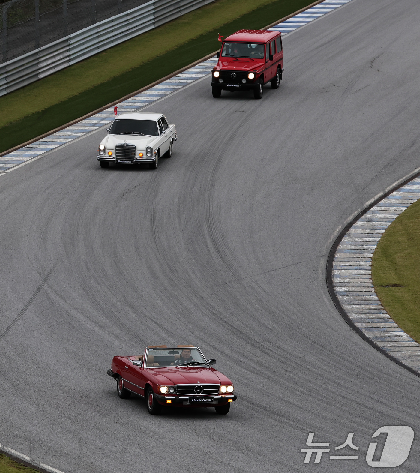 (용인=뉴스1) 구윤성 기자 = 12일 오후 경기 용인 에버랜드 AMG 스피드웨이에서 열린 메르세데스-AMG 페트로나스 F1 쇼런 행사 ‘피치스 런 유니버스 2025‘에서 올드카들 …