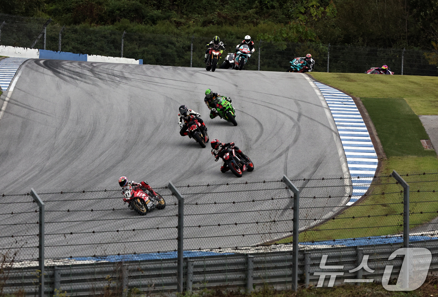 (용인=뉴스1) 구윤성 기자 = 12일 오후 경기 용인 에버랜드 AMG 스피드웨이에서 열린 메르세데스-AMG 페트로나스 F1 쇼런 행사 ‘피치스 런 유니버스 2025‘에서 모터사이 …
