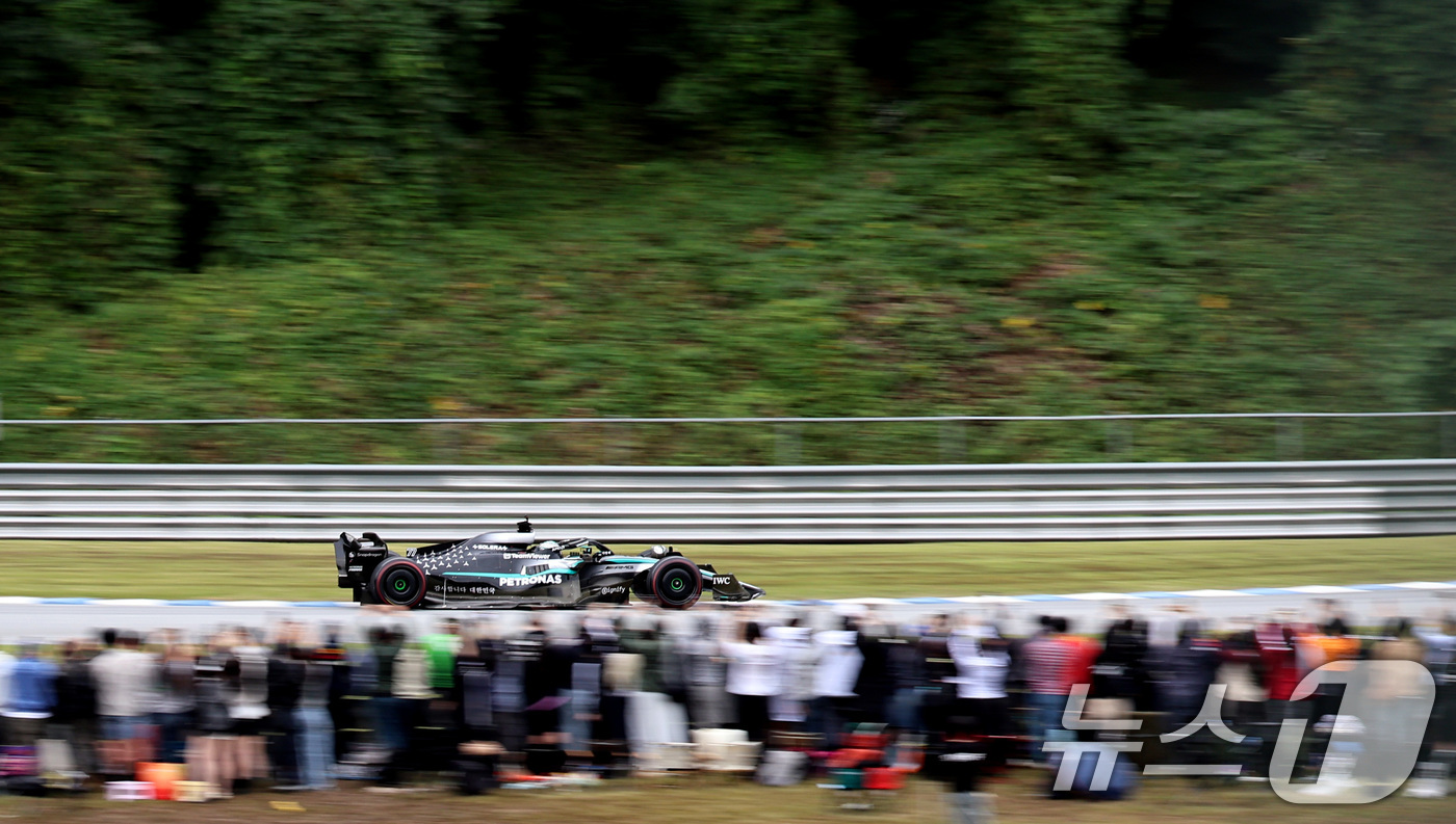 (용인=뉴스1) 구윤성 기자 = 메르세데스-AMG 페트로나스 소속 F1드라이버 발테리 보타스가 12일 오후 경기 용인 에버랜드 AMG 스피드웨이에서 열린 쇼런 행사 ‘피치스 런 유 …
