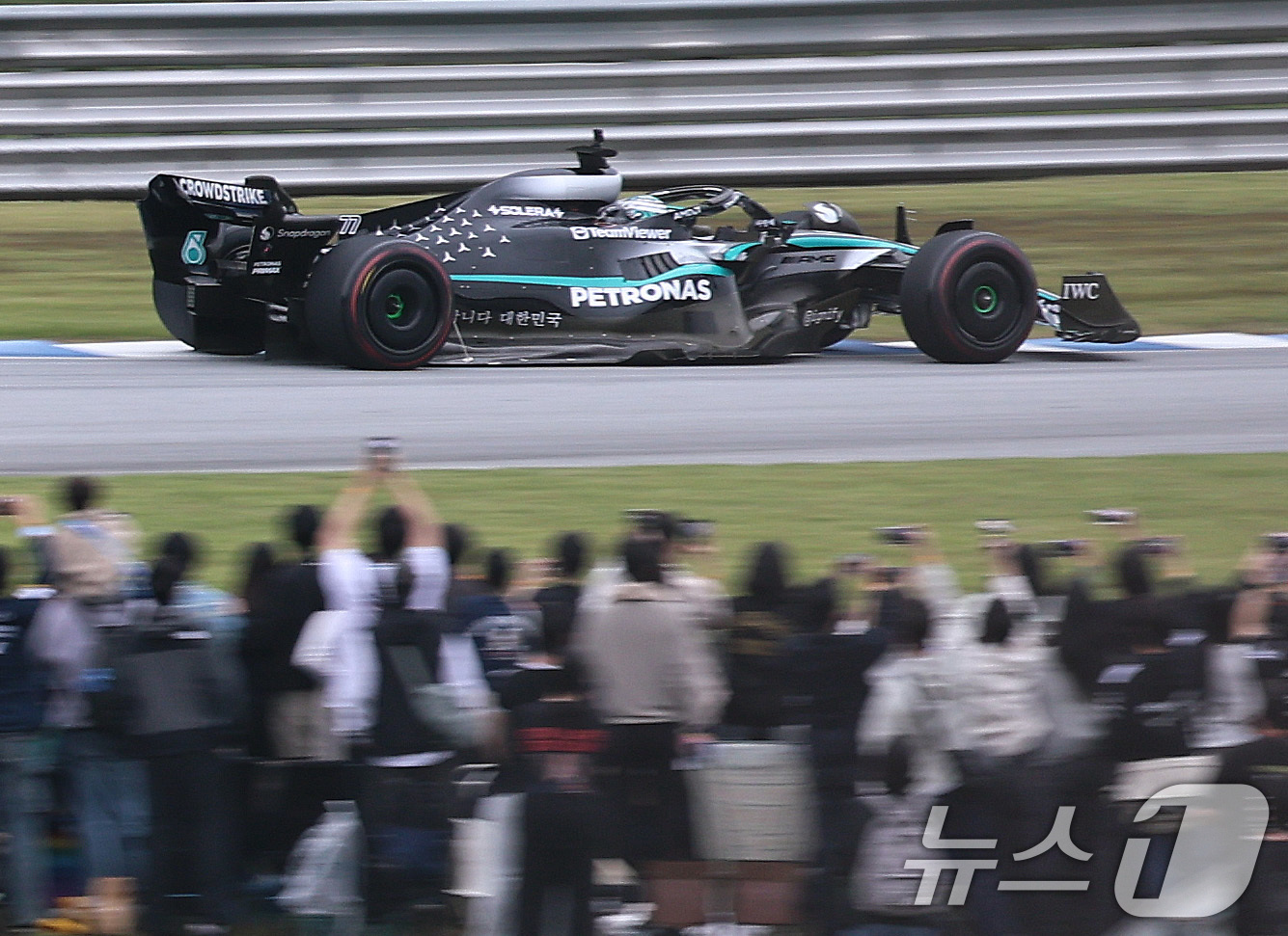 (용인=뉴스1) 구윤성 기자 = 메르세데스-AMG 페트로나스 소속 F1드라이버 발테리 보타스가 12일 오후 경기 용인 에버랜드 AMG 스피드웨이에서 열린 쇼런 행사 ‘피치스 런 유 …