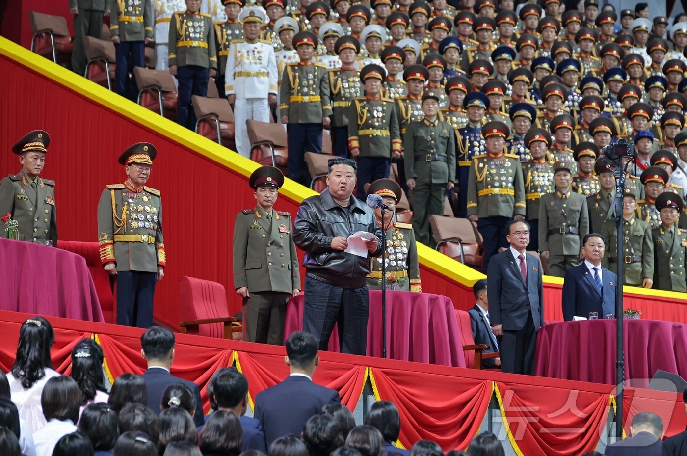 (평양 노동신문=뉴스1) = 북한 노동당 기관지 노동신문은 김정은 당 총비서가 12일 조선노동당 창건 80돌(주년) 경축행사 참가자들과 보장성원(행사 요원)들을 축하격려하고, 함께 …