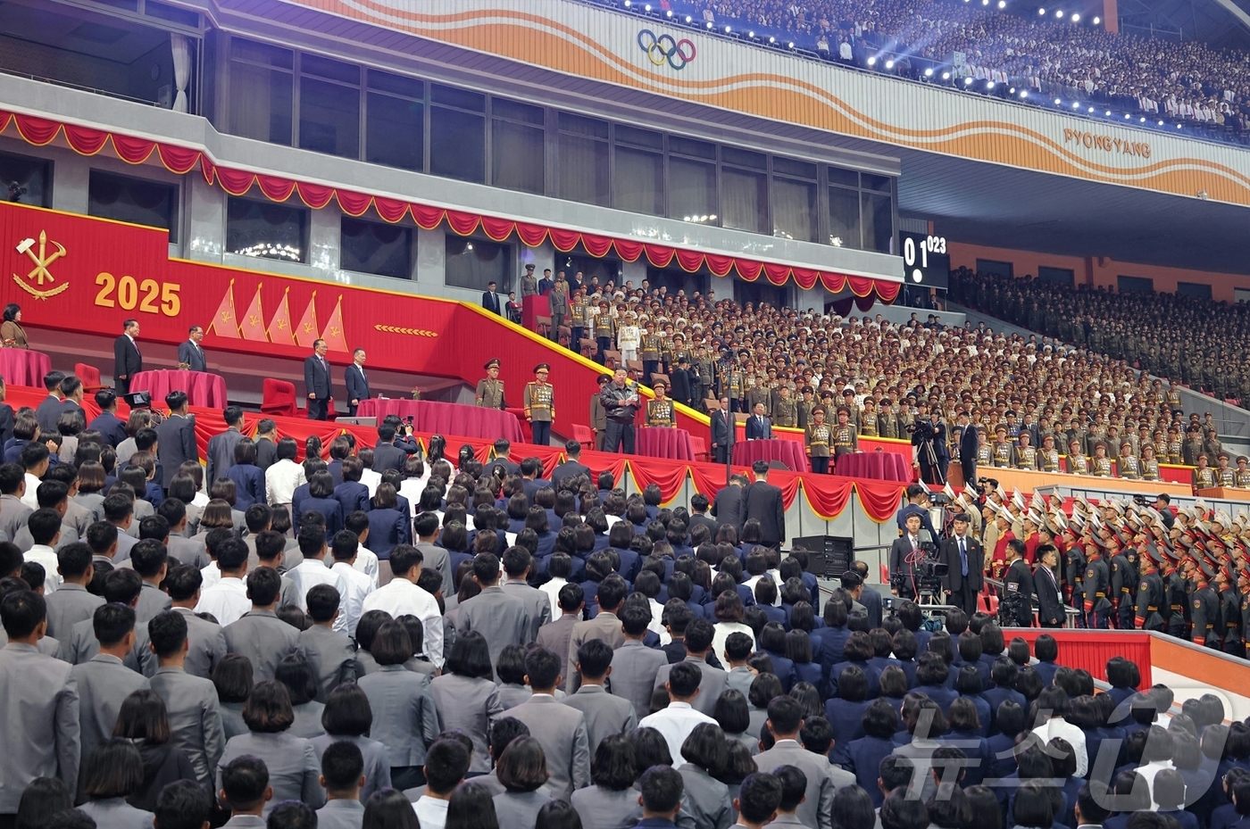 (평양 노동신문=뉴스1) = 북한 노동당 기관지 노동신문은 김정은 당 총비서가 12일 조선노동당 창건 80돌(주년) 경축행사 참가자들과 보장성원(행사 요원)들을 축하격려하고, 함께 …