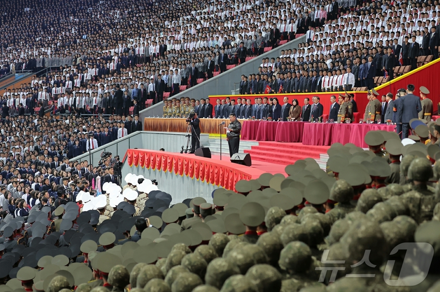 (평양 노동신문=뉴스1) = 북한 노동당 기관지 노동신문은 김정은 당 총비서가 12일 조선노동당 창건 80돌(주년) 경축행사 참가자들과 보장성원(행사 요원)들을 축하격려하고, 함께 …