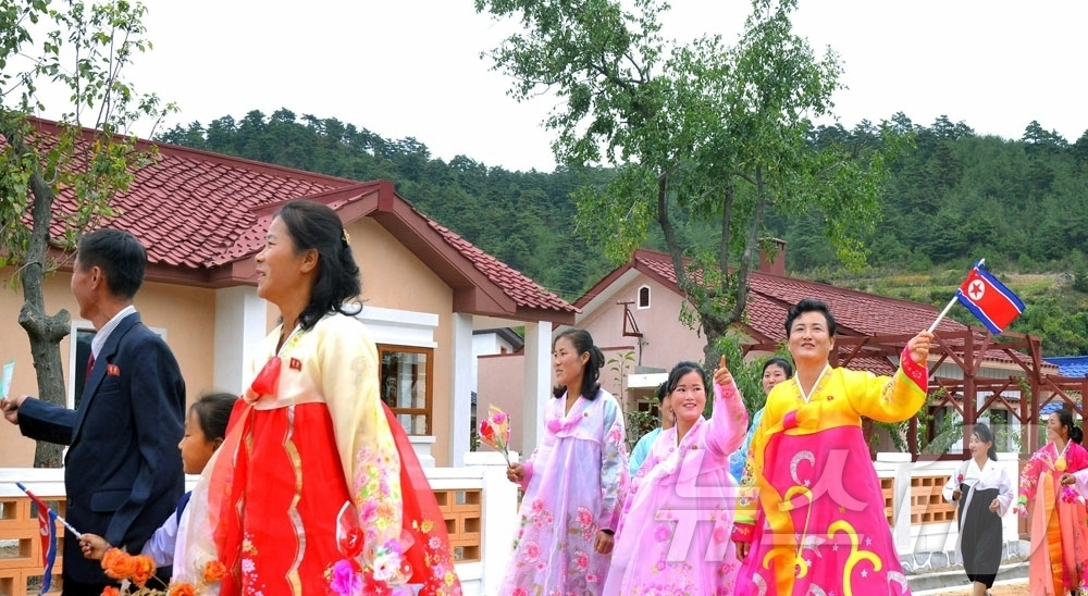 (평양 노동신문=뉴스1) = 북한 노동당 기관지 노동신문은 김책시 상평축산농장에서 새집들이 경사가 일어났다고 13일 보도했다. [국내에서만 사용가능. 재배포 금지. DB 금지. F …