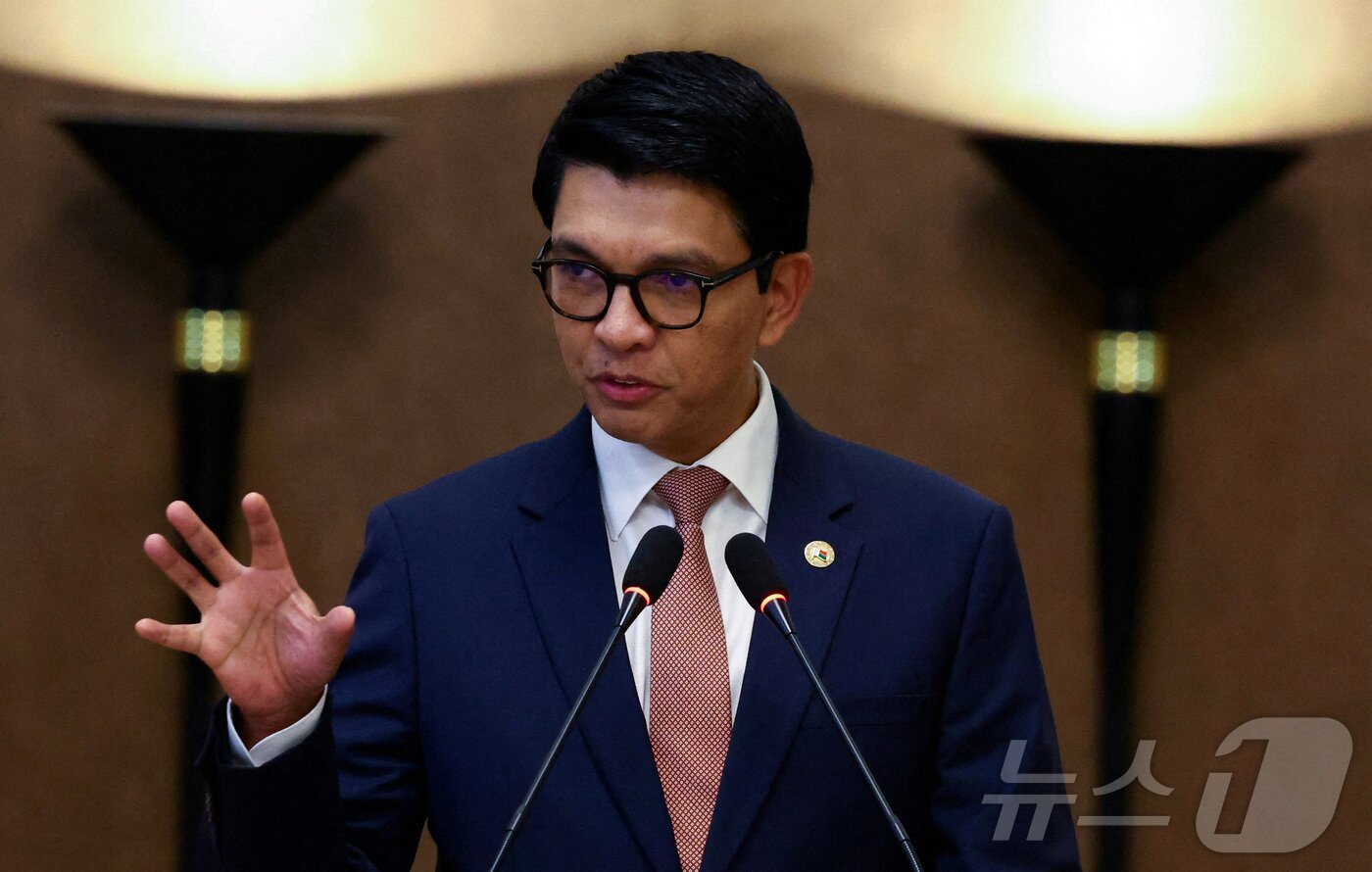 본문 이미지 - 안드리 라조엘리나 전 마다가스카르 대통령. 2025.10.6 ⓒ 로이터=뉴스1 ⓒ News1 김경민 기자