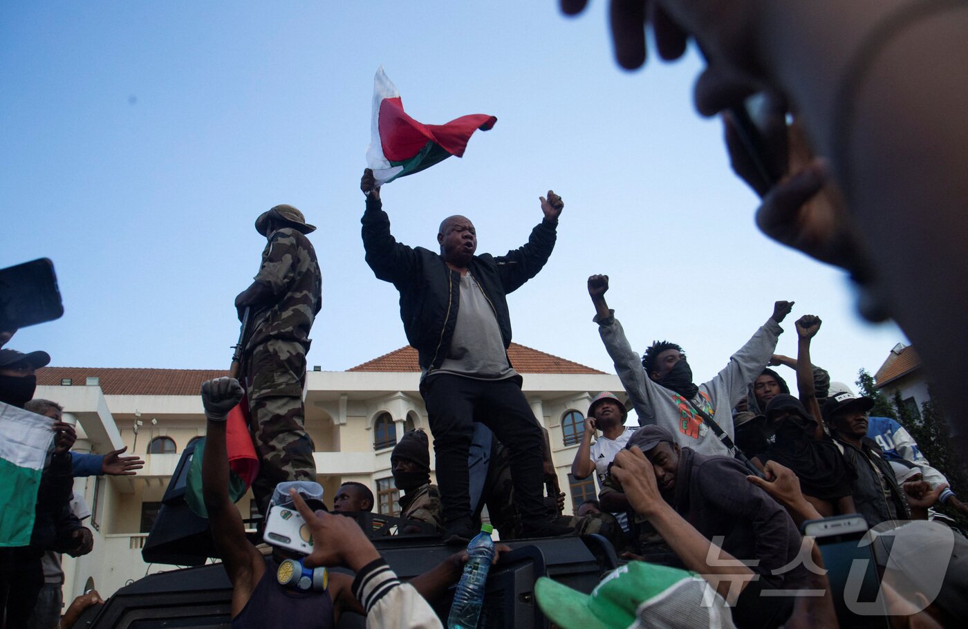 본문 이미지 - 마다가스카르 안타나나리보에서 11일&#40;현지시간&#41; 잦은 정전과 단수로 촉발된 전국적인 청년 주도 반정부 시위에서 시위대가 마다가스카르 군용 차량 위에서 환호하고 있다. 2025.10.11 ⓒ 로이터=뉴스1 ⓒ News1 김경민 기자