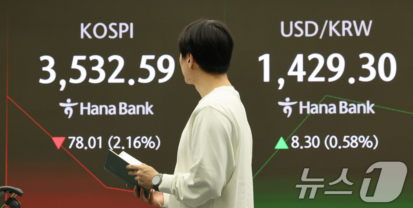 (서울=뉴스1) 박지혜 기자 = 코스피지수가 하락 출발한 13일 오전 서울 중구 하나은행 딜링룸 전광판에 개장 시황이 나오고 있다. 2025.10.13/뉴스1