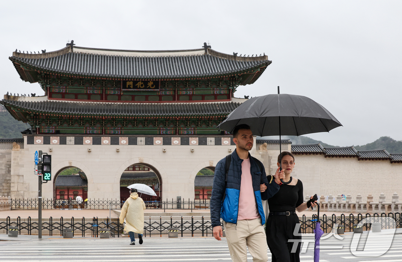 (서울=뉴스1) 이호윤 기자 = 전국 대부분 지역에 비가 내리는 13일 서울 종로구 광화문 앞으로  우산 쓴 외국인 관광객들이 발걸음을 옮기고 있다. 2025.10.13/뉴스1