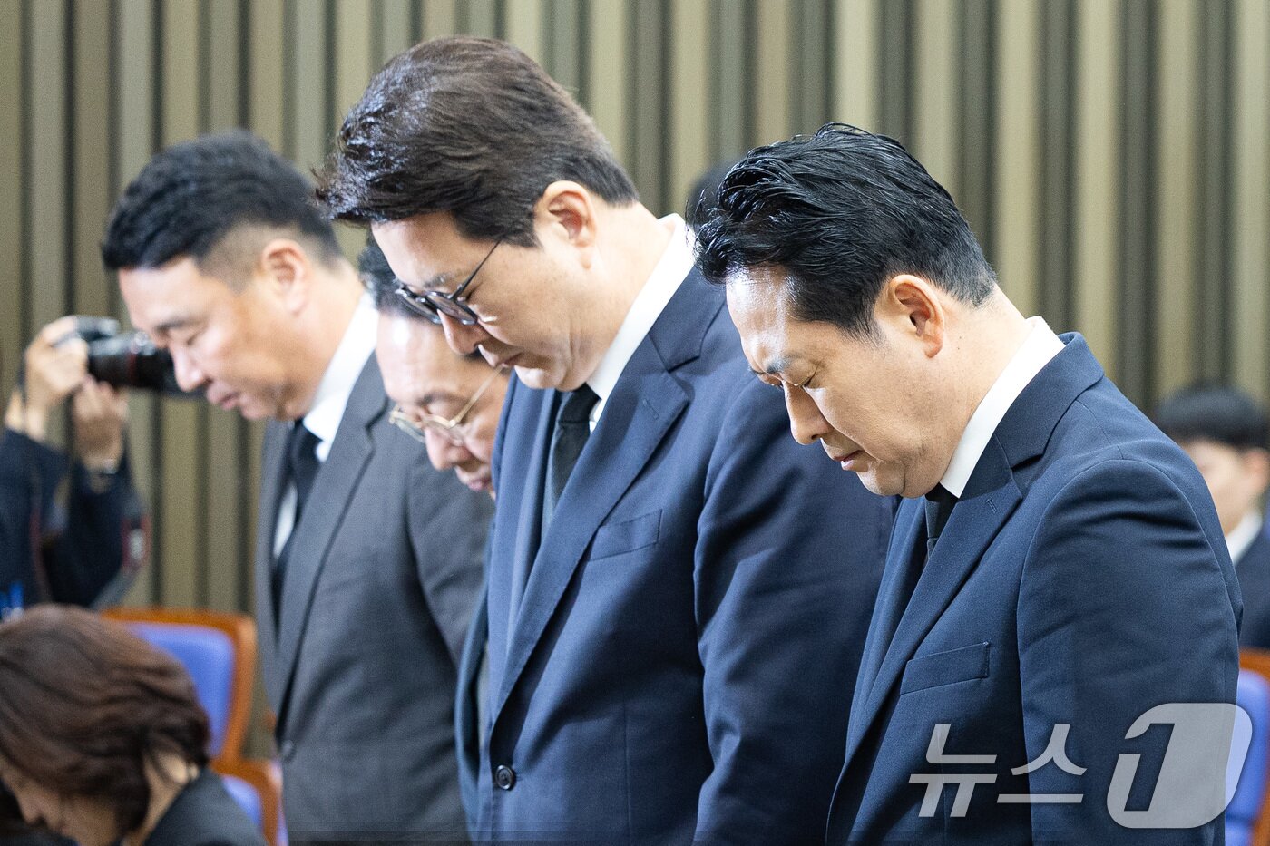 본문 이미지 - 장동혁 국민의힘 대표를 비롯한 지도부가 13일 서울 여의도 국회에서 열린 긴급 의원총회에서 김건희 특검 조사 중 숨진 양평군청 공무원 A씨를 추모하는 묵념을 하고 있다. 2025.10.13/뉴스1 ⓒ News1 유승관 기자