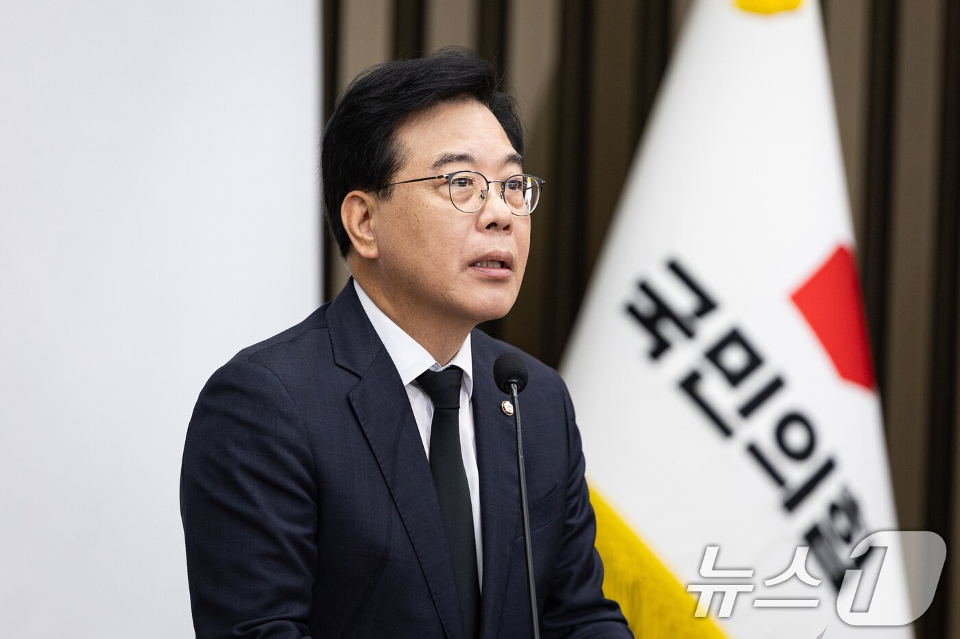본문 이미지 - 송언석 국민의힘 원내대표가 13일 서울 여의도 국회에서 열린 긴급 의원총회에서 모두 발언을 하고 있다. 2025.10.13/뉴스1 ⓒ News1 유승관 기자