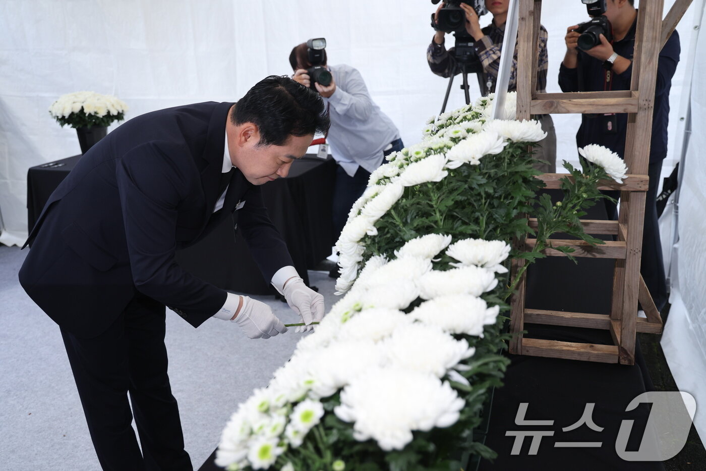 본문 이미지 - 장동혁 국민의힘 대표가 13일 서울 여의도 국회에 마련된 양평군청 공무원 희생자 분향소를 참배하고 있다. 2025.10.13/뉴스1 ⓒ News1 안은나 기자