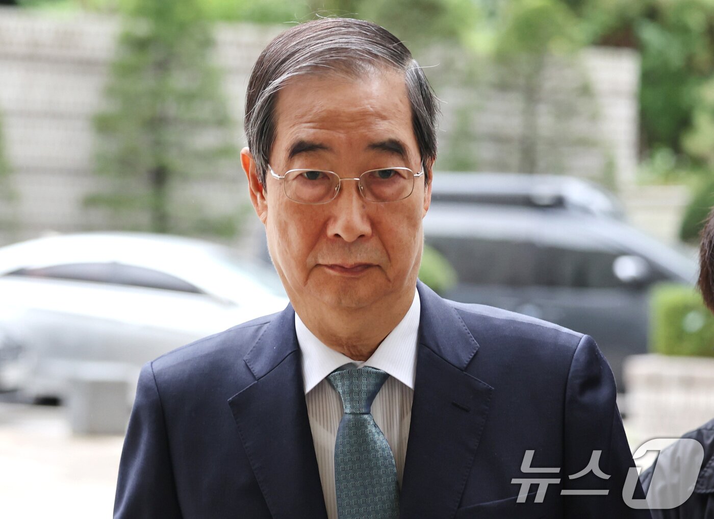 본문 이미지 - 한덕수 전 국무총리가 13일 오전 서울 서초구 서울중앙지법에서 열린 내란 우두머리 방조, 위증, 허위공문서 작성 및 행사 등 혐의 사건 재판에 출석하고 있다. &#40;공동취재&#41; 2025.12.13/뉴스1 ⓒ News1 구윤성 기자