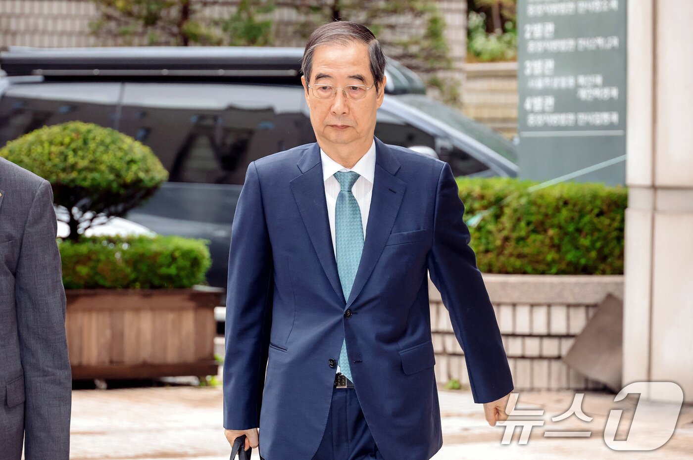 본문 이미지 - 한덕수 전 국무총리가 13일 오전 서울 서초구 서울중앙지법에서 열린 내란 우두머리 방조, 위증, 허위공문서 작성 및 행사 등 혐의 사건 재판에 출석하고 있다. &#40;공동취재&#41; 2025.12.13/뉴스1 ⓒ News1 구윤성 기자