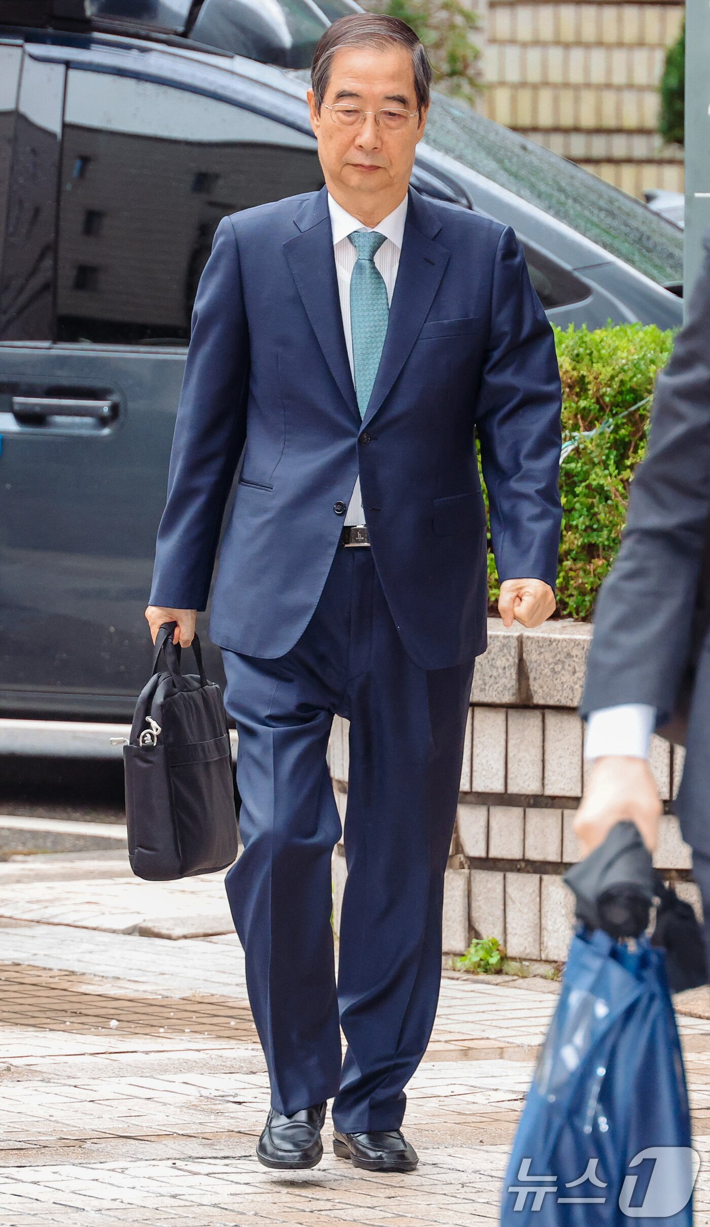 본문 이미지 - 한덕수 전 국무총리가 13일 오전 서울 서초구 서울중앙지법에서 열린 내란 우두머리 방조, 위증, 허위공문서 작성 및 행사 등 혐의 사건 재판에 출석하고 있다. &#40;공동취재&#41; 2025.12.13/뉴스1 ⓒ News1 구윤성 기자