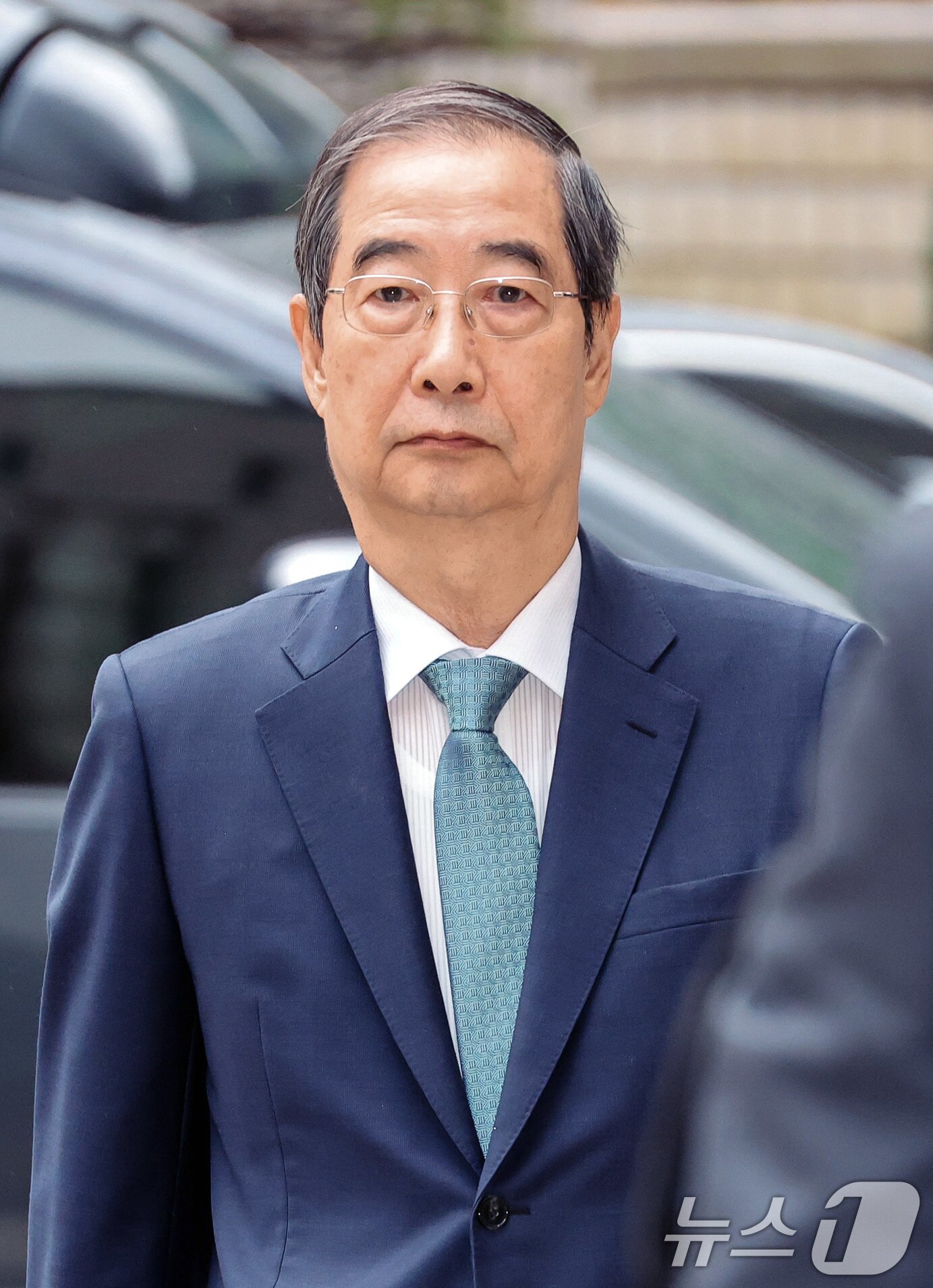 본문 이미지 - &#39;내란 우두머리 종사&#39; 혐의를 받는 한덕수 전 국무총리가 13일 1심 속행공판을 위해 서초동 서울중앙지법으로 들어서고 있다. 2025.10.13 2025.10.13/뉴스1 ⓒ News1 구윤성 기자