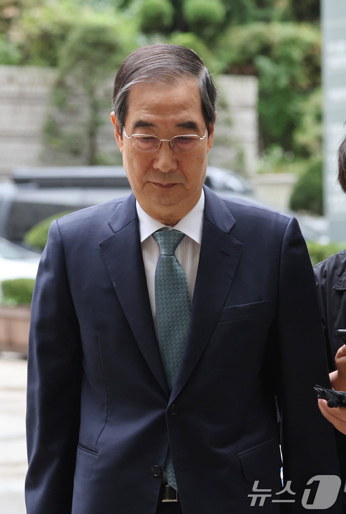 본문 이미지 - 한덕수 전 국무총리가 13일 오전 서울 서초구 서울중앙지법에서 열린 내란 우두머리 방조, 위증, 허위공문서 작성 및 행사 등 혐의 사건 재판에 출석하고 있다. &#40;공동취재&#41; 2025.12.13/뉴스1 ⓒ News1 구윤성 기자