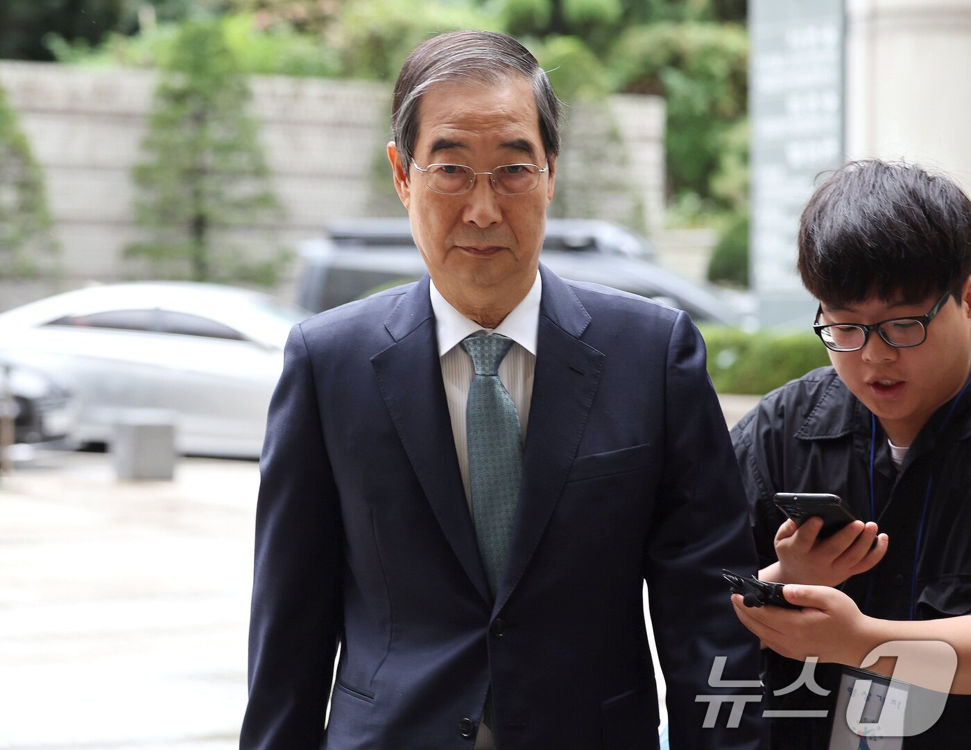 본문 이미지 - 한덕수 전 국무총리가 13일 오전 서울 서초구 서울중앙지법에서 열린 내란 우두머리 방조, 위증, 허위공문서 작성 및 행사 등 혐의 사건 재판에 출석하고 있다. &#40;공동취재&#41; 2025.12.13/뉴스1 ⓒ News1 구윤성 기자