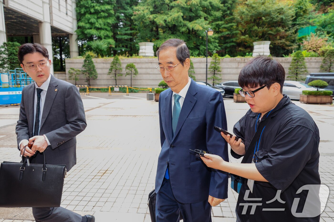 본문 이미지 - 한덕수 전 국무총리가 13일 오전 서울 서초구 서울중앙지법에서 열린 내란 우두머리 방조, 위증, 허위공문서 작성 및 행사 등 혐의 사건 재판에 출석하고 있다. &#40;공동취재&#41; 2025.12.13/뉴스1 ⓒ News1 구윤성 기자